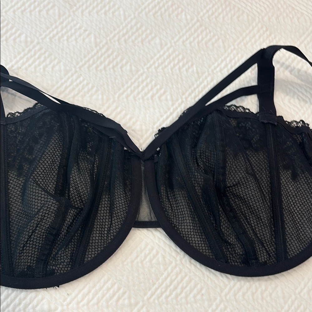 Black Underwire Bra with Adjustable Straps and Molded Cups - Picture 7 of 8